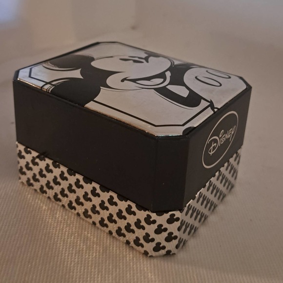 NEW in Collector Box - Mickey Mouse Heart stainless Silver Watch - Picture 9 of 9